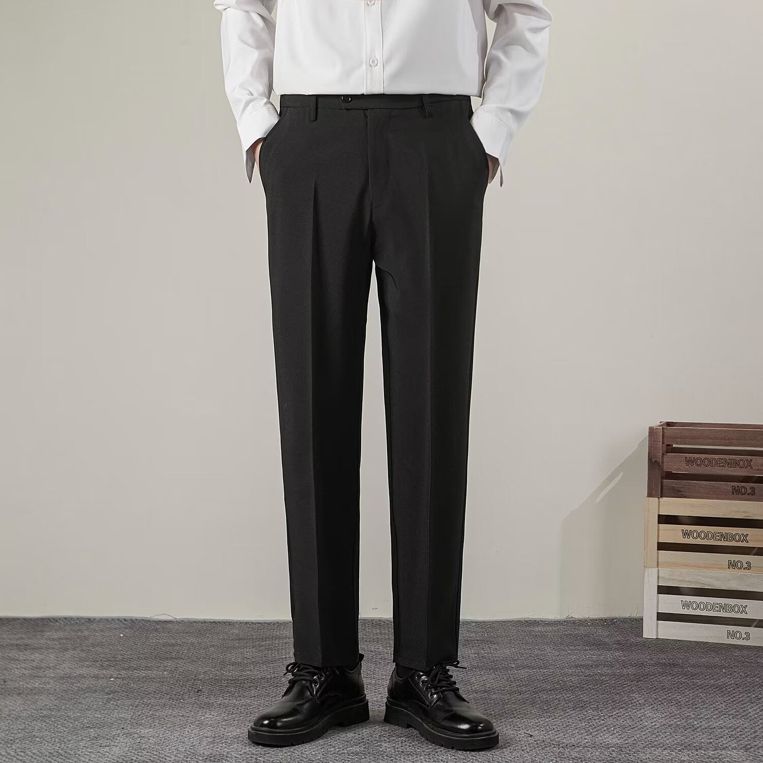 Pantaloni eleganti da uomo Valstrend, stile casual e dritto, in tessuto di qualità, adatti a look informali e professionali.