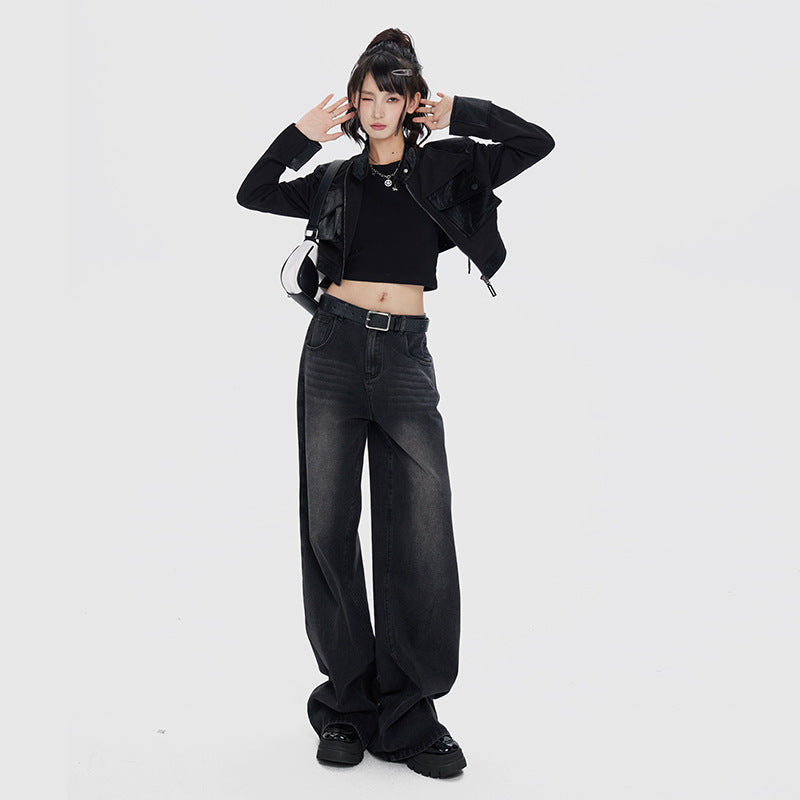 Jeans donna a vita alta stile retrò americano, a gamba larga Valstrend, mostrati indossati e aperti sul davanti.
