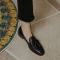 Scarpe donna Valstrend in pelle con nappine e tacco basso, stile retrò e moda femminile elegante.