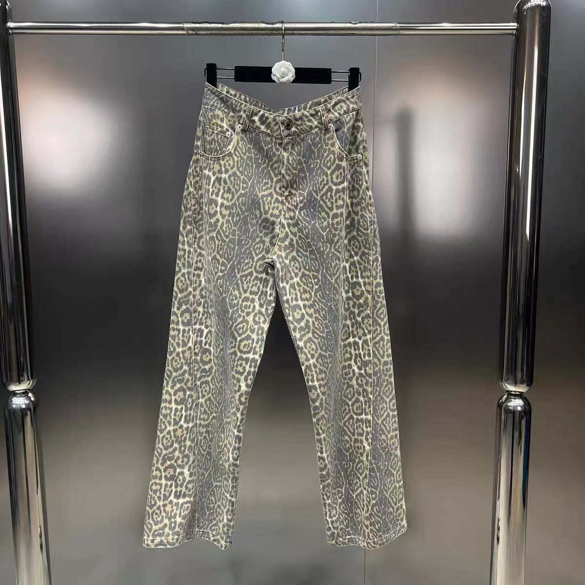 Jeans stretti a stampa leopardo Valstrend, stile street fashion, con taglio slim e linea dritta, visibili nell'immagine.