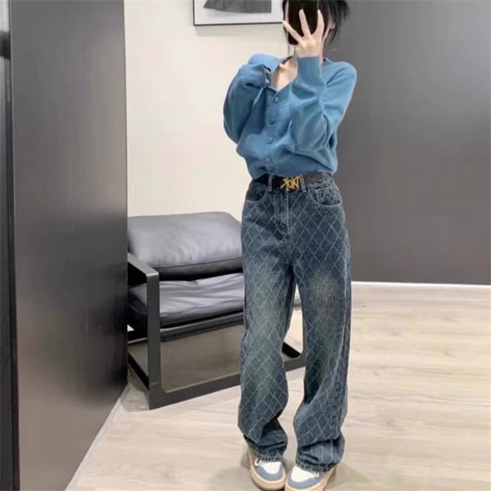 Jeans donna a vita alta, modello dritto e largo, marca Valstrend, con vestibilità comoda e stile casual.