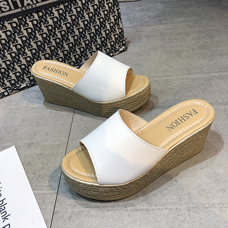 Ciabatte da donna Valstrend con tacco a spillo di 7 cm, design elegante e comodo, in primo piano su sfondo neutro.