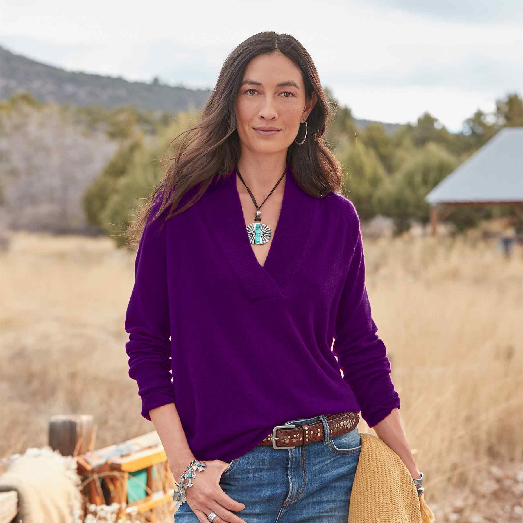 Maglione a girocollo Valstrend con maniche lunghe, tinta unita, vestibilità morbida e rilassata, ideale per uno stile casual.