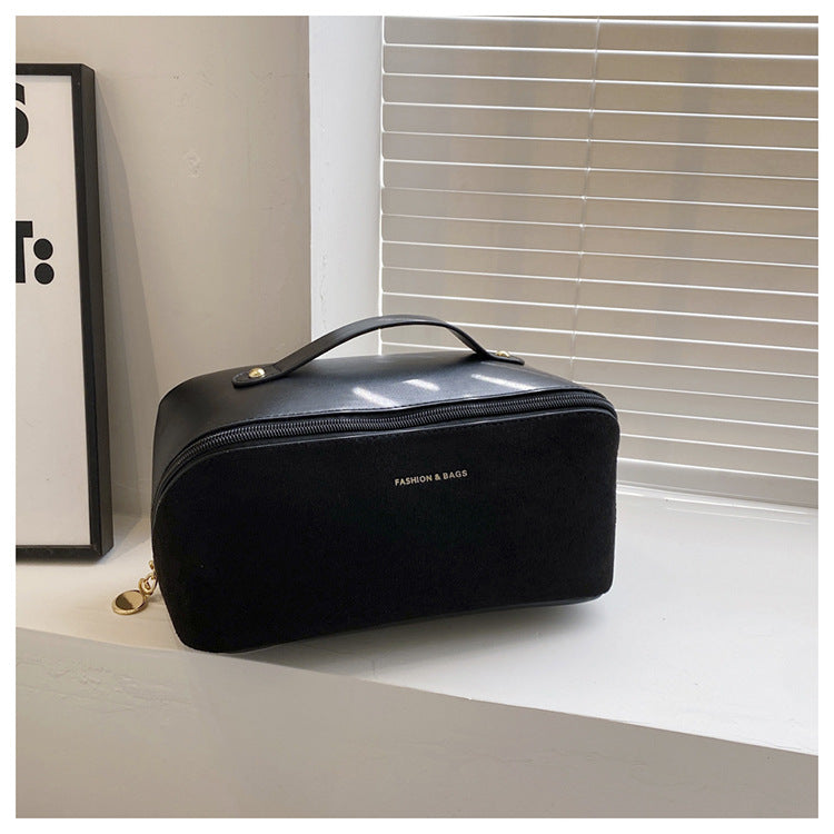 Borsa a mano in camoscio Valstrend, grande capacità, design portatile e elegante, ideale per uso quotidiano.