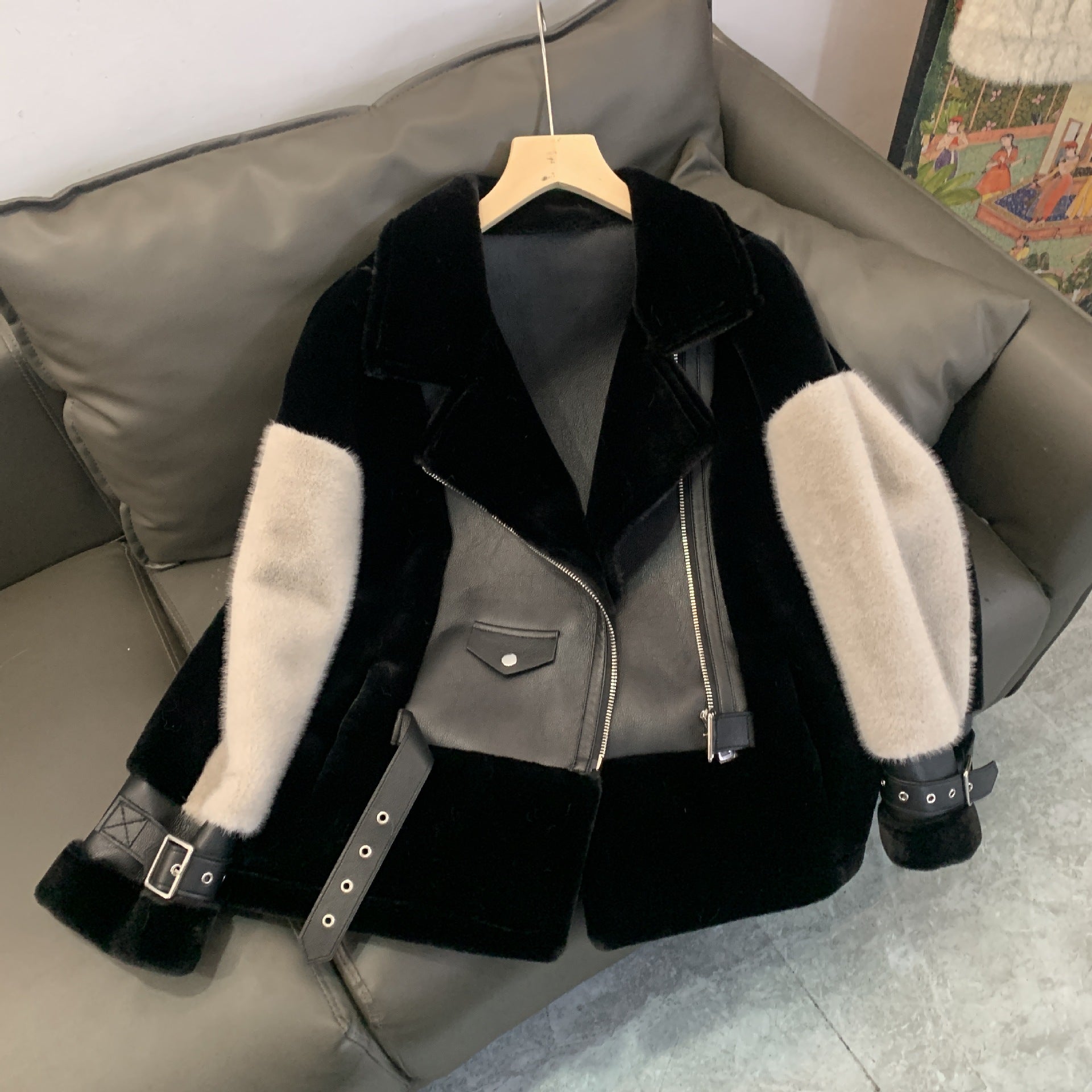 Cappotto femminile Valstrend con pelliccia ecologica stile locomotiva, caldo e elegante, visibile nella foto frontale.