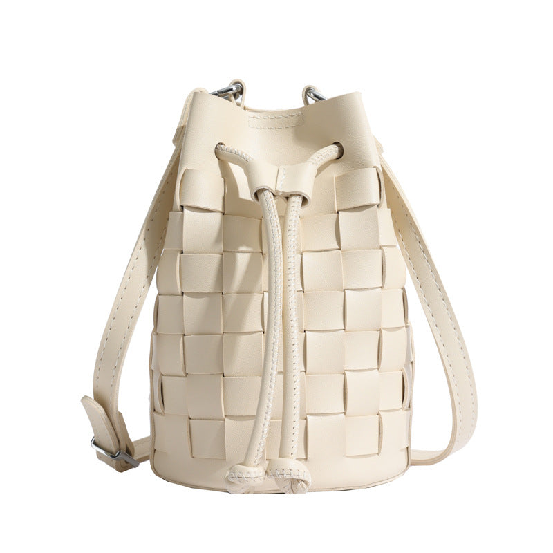 Borsa a tracolla da donna Valstrend, in vimini intrecciato a secchiello, stile casual e chic con dettagli eleganti.