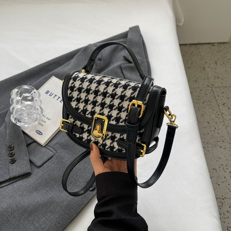 Borsa a spalla femminile in fantasia pied-de-poule di Valstrend, accessorio di moda elegante e versatile per ogni occasione.