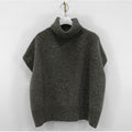 Maglione smanicato con spacchi laterali in maglia morbida Valstrend, vestibilità ampia e stile casual elegante.
