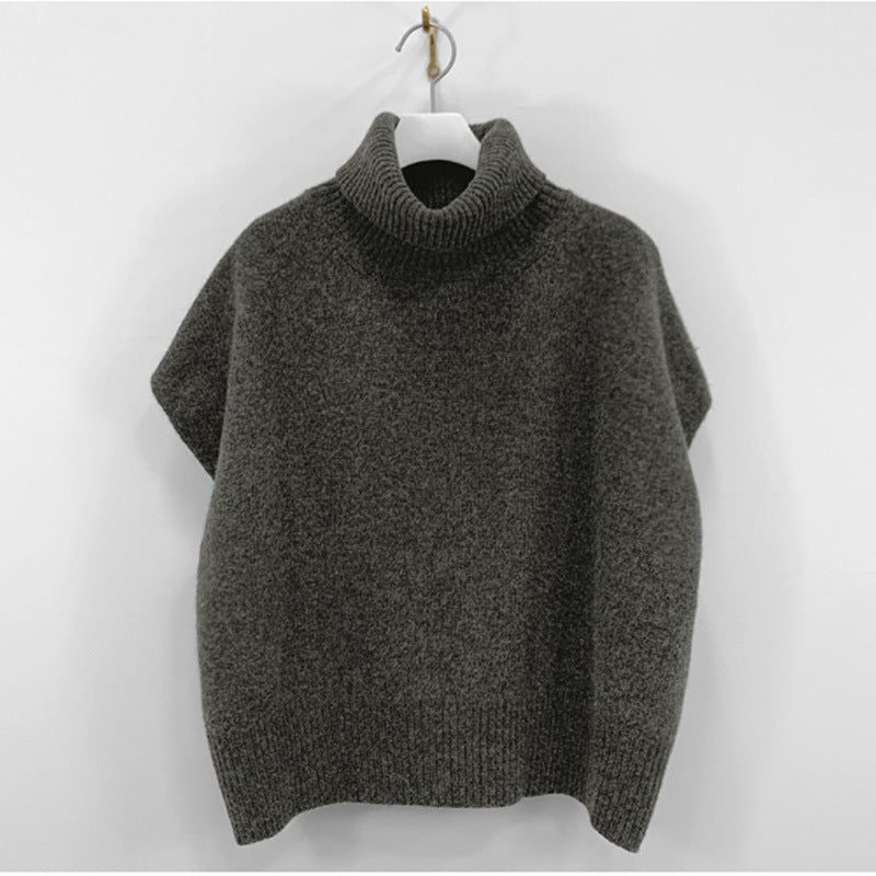 Maglione smanicato con spacchi laterali in maglia morbida Valstrend, vestibilità ampia e stile casual elegante.