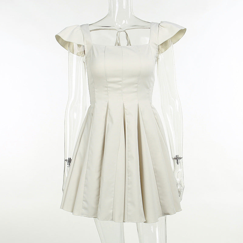 Vestito femminile elegante Valstrend con taglio slim, colletto quadrato e vita aderente, ideale per occasioni speciali.