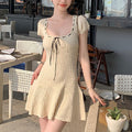 Vestito corto a maniche corte in maglia Valstrend, vestito sexy a vita stretta con scollo quadrato, tessuto morbido e aderente.