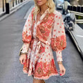 Vestito lungo femminile Valstrend con stampa floreale, scollo a V e maniche lunghe in pizzo, elegante e femminile.