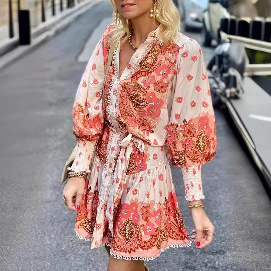Vestito lungo femminile Valstrend con stampa floreale, scollo a V e maniche lunghe in pizzo, elegante e femminile.