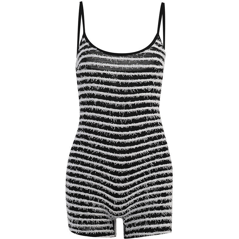 Shorts donna a righe nere e bianche, vita aderente, modello one-piece di Valstrend, vista frontale.