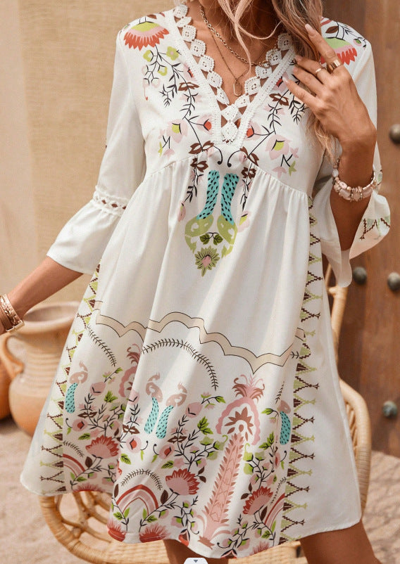 Vestito da donna Valstrend con scollo a V, dettagli in pizzo e stampa floreale, tessuto leggero e femminile.