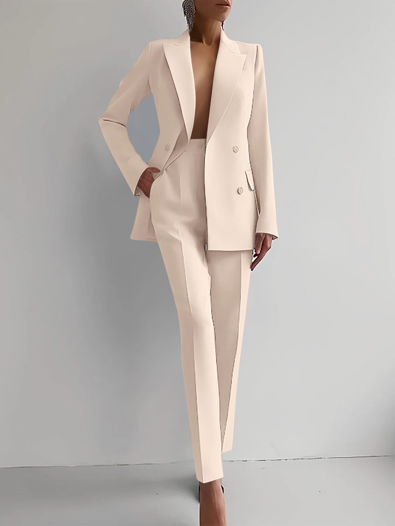 Completo giacca e pantaloni da donna Valstrend, abbigliamento casual e professionale in stile business fashion.