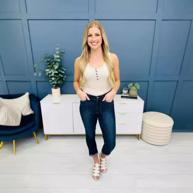Jeans skinny donna Valstrend con vita alta e tessuto elasticizzato, stile snellente e aderente, visibili in primo piano.