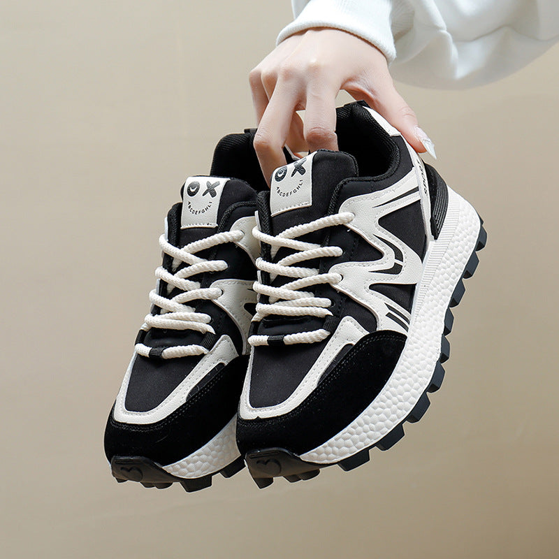 Scarpe sportive casual donna Valstrend con piattaforma, design alla moda e comoda, ideali per look quotidiani e casual.
