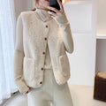 Gilet corto e ampio in lana di agnello per donna, capo di abbigliamento esterno di Valstrend shop, vista frontale.