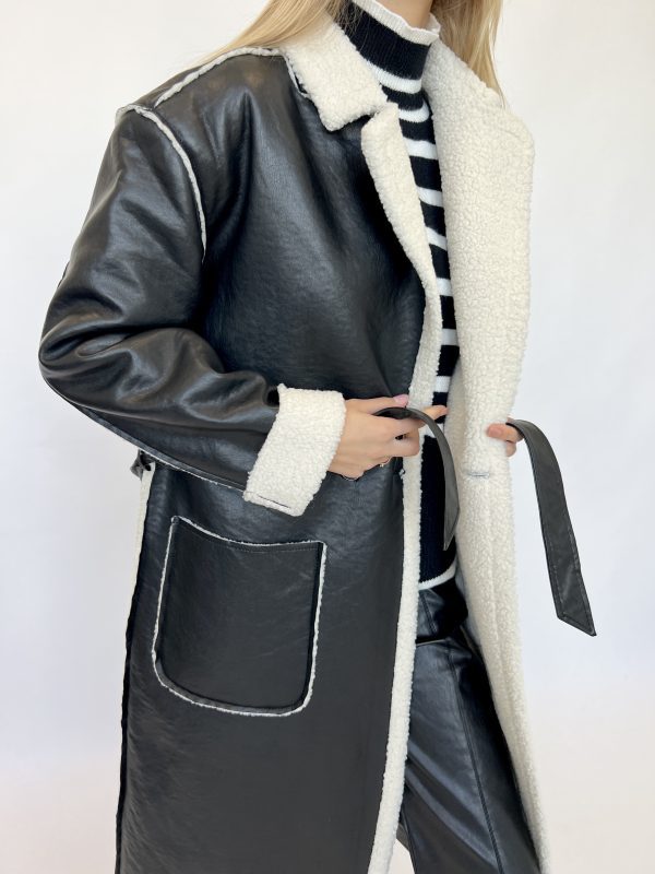 Giacca trench casual in pelle spessa, stile sciolto e alla moda, con dettagli di moda, marca Valstrend.