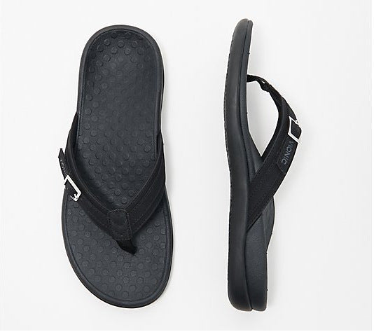Infradito casual da donna Valstrend con suola piatta in PU e dettagli metallici, ideali per uso domestico e casual.