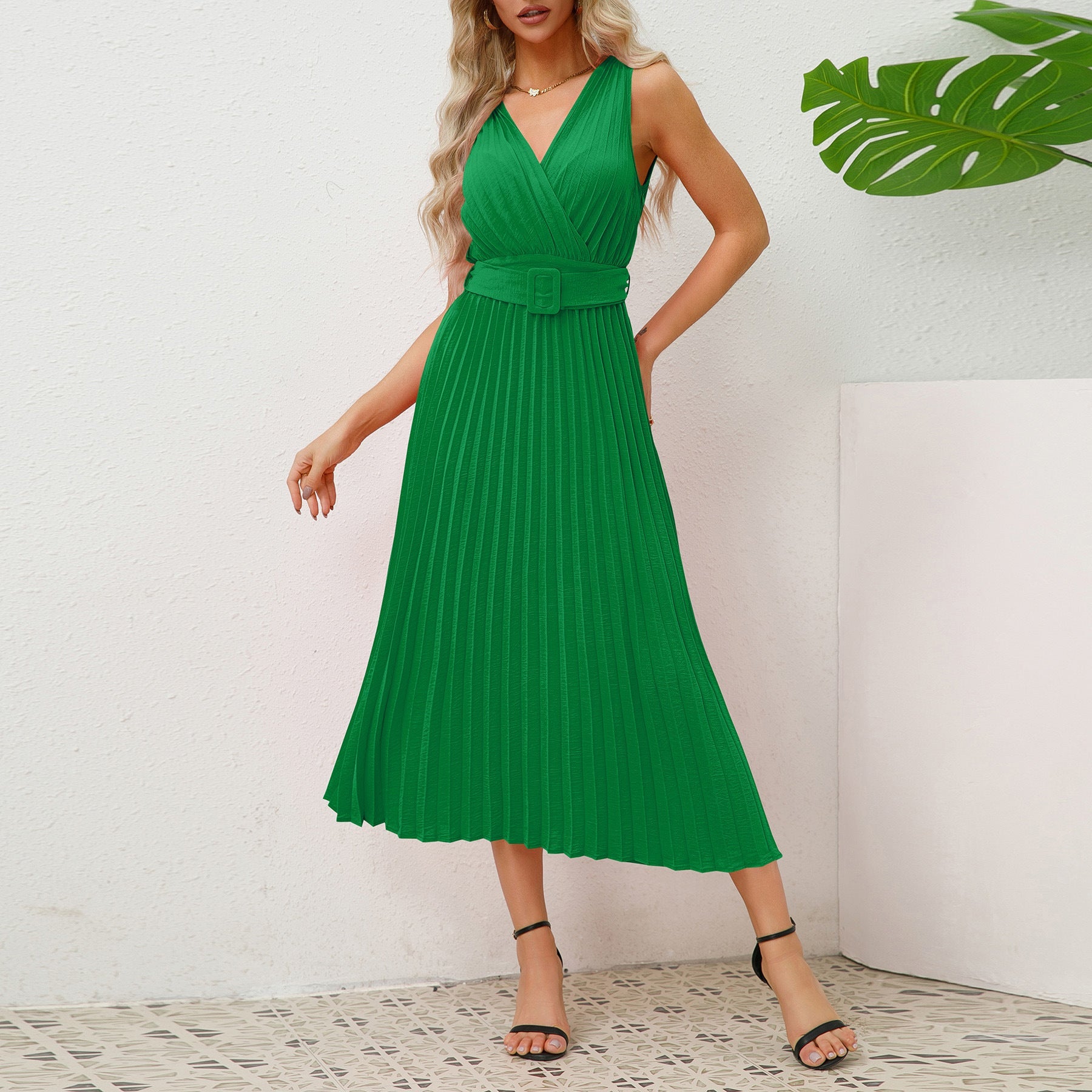 Vestito a tubino con scollo a V europeo e americano, plissettato con cintura, di Valstrend Shop.
