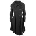 Cappotto lungo slim doppiopetto di Valstrend, trench coat classico con cintura e tasche, in tessuto resistente e elegante.