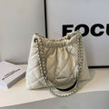 Borsa donna grande capacità Valstrend con catena in diamanti, stile elegante e spaziosa, vista frontale e dettagli della tracolla.