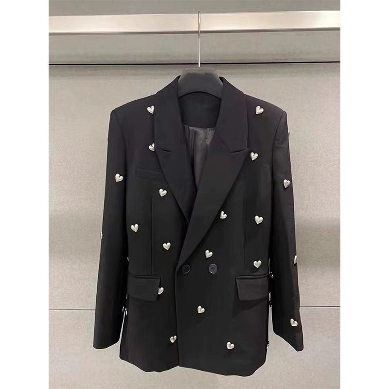 Beaded love three-dimensional black suit di Valstrend, dettagli elegante e moderno, vista frontale del completo.