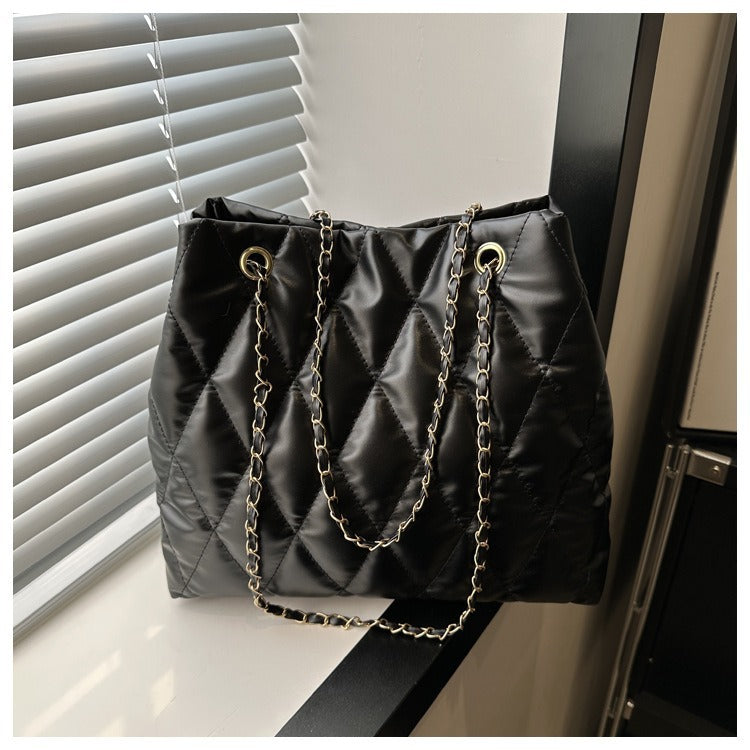 Borsa a spalla grande Valstrend con logo a rombi, con tracolla semplice e capacità ampia, stile casual e tessuto a trama texture.