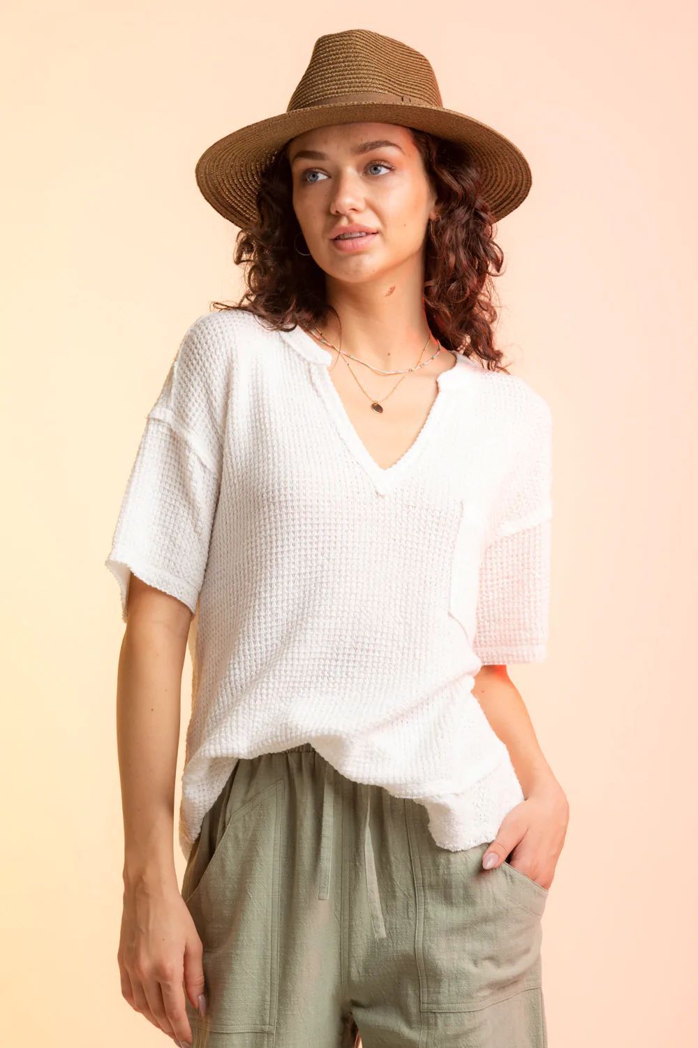 Maglietta donna a maniche corte e scollo a V in tessuto waffle Valstrend, stile casual ed elegante.