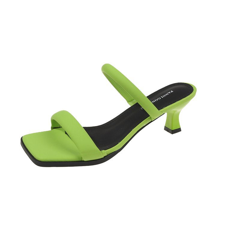Sandali stile francese Valstrend da donna con tacco chunky alto, cinturino a catena e copertura per le dita in pelle di alta qualità.