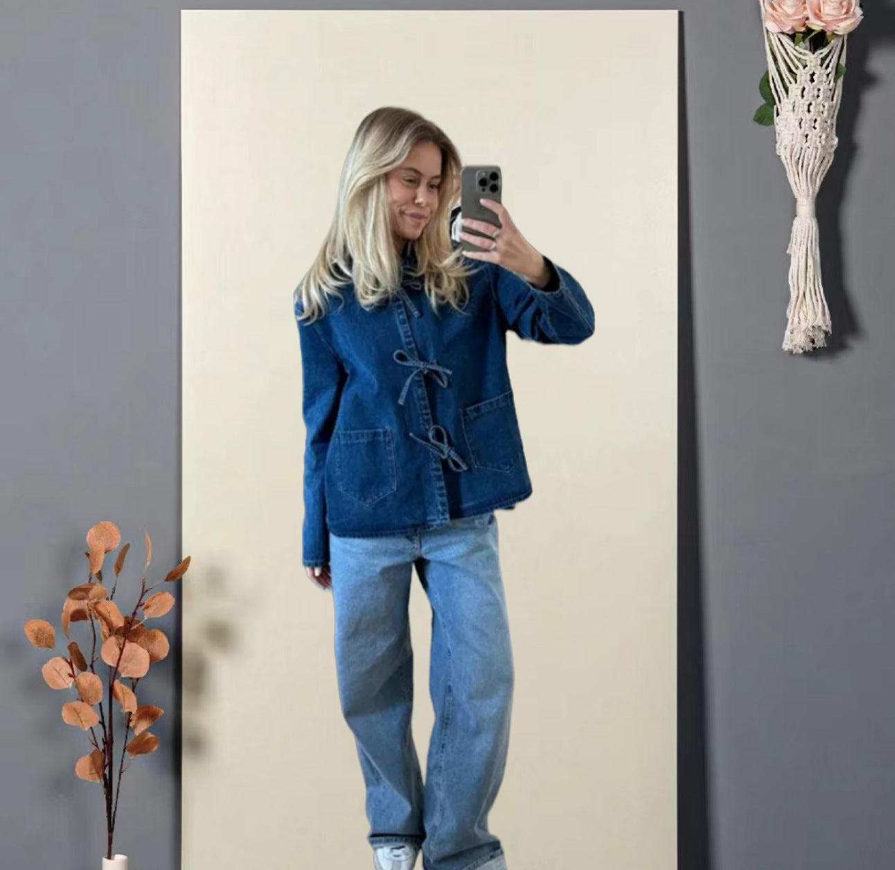 Top in denim Valstrend con tasche lunghe, colletto a stand-up e stile casual, visibile con dettagli di tessuto.