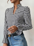 Top donna a maniche lunghe con scollo a V e motivo pied-de-poule, marca Valstrend, tessuto elegante e di tendenza.
