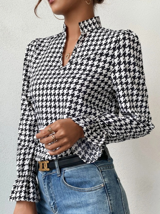 Top donna a maniche lunghe con scollo a V e motivo pied-de-poule, marca Valstrend, tessuto elegante e di tendenza.