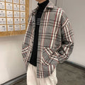 Giacca da uomo Valstrend, abbigliamento elegante con tasche e zip, indossata da un modello.