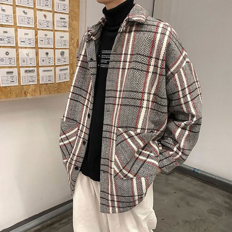 Giacca da uomo Valstrend, abbigliamento elegante con tasche e zip, indossata da un modello.