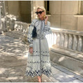 Vestito donna Valstrend in stile street fashion, con colletto alto e maniche lunghe, perfetto per look casual e alla moda.