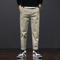 Pantaloni casual da uomo taglia grande, larghi e dritti, marca Valstrend, visibili in primo piano, tessuto comodo e morbido.