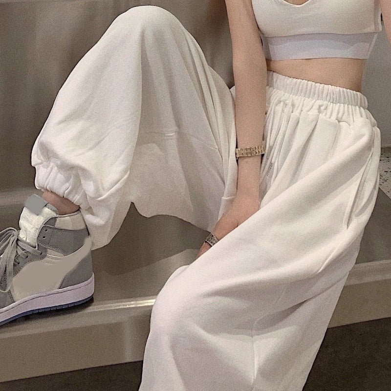 Pantaloni larghi da donna Valstrend con gamba leggermente affusata e taglio ampio, tessuto morbido e comodo.
