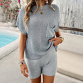 Completo casual in maglia con pantaloncini a manica corta Valstrend, vista frontale con tessuto morbido e stile rilassato.