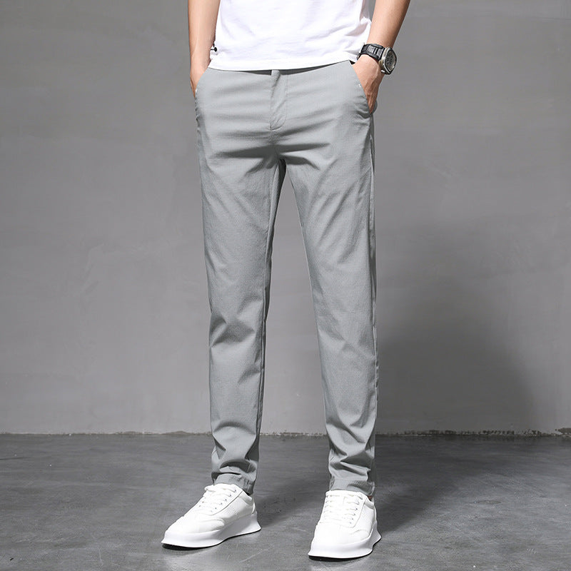 Pantaloni estivi sottili e aderenti da uomo in stile coreano, pantaloni dritti slim Valstrend shop, vista frontale.