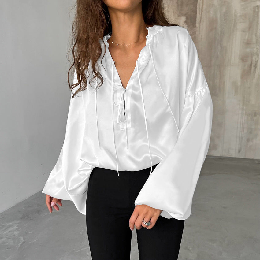Top satinato bianco con colletto a stand per donna, vestibilità elegante e stile sofisticato, marchio Valstrend.