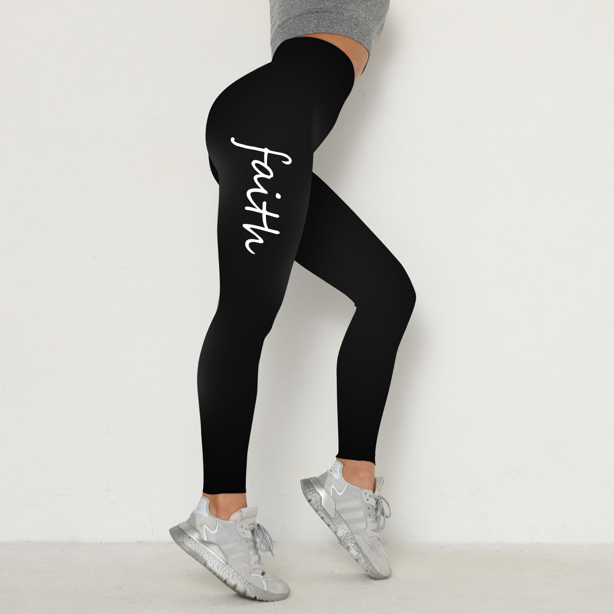 Leggings elasticizzati Valstrend con stampa lettere in vita, design modellante e sollevamento dei fianchi, tessuto confortevole.