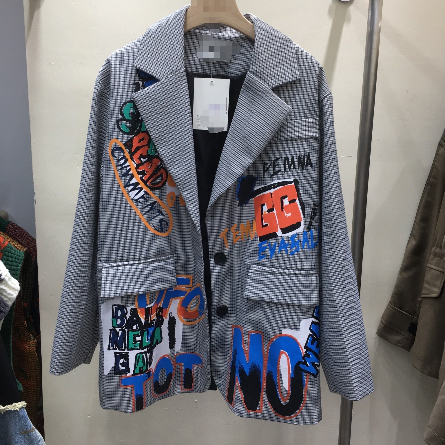 Giacca lunga da donna Valstrend con graffiti colorato, maniche lunghe e design moda, stile distintivo e originale.