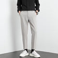 Pantaloni casual slim fit alla caviglia da uomo di Valstrend, stile elegante e comodo, visibili in primo piano nell'immagine