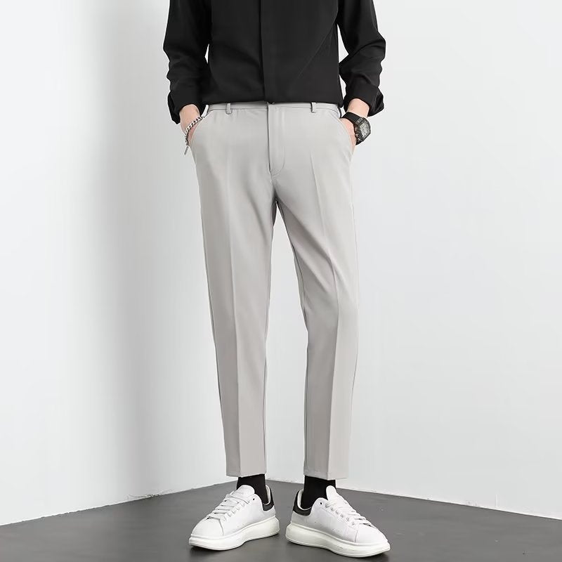 Pantaloni casual slim fit alla caviglia da uomo di Valstrend, stile elegante e comodo, visibili in primo piano nell'immagine