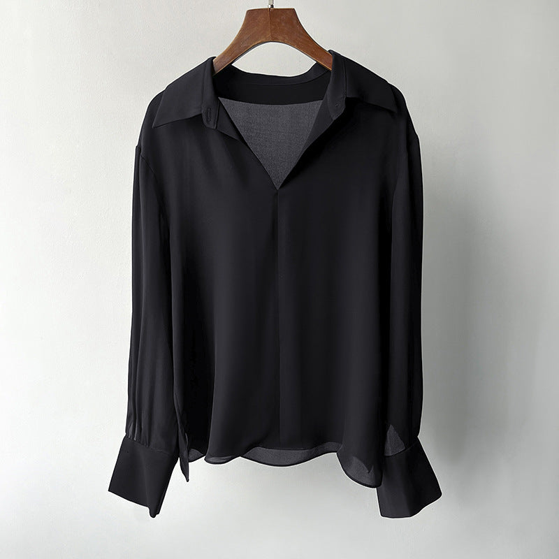 Camicia dritta in tessuto setoso Valstrend, morbida e confortevole, con design elegante e semplice, vista frontale.