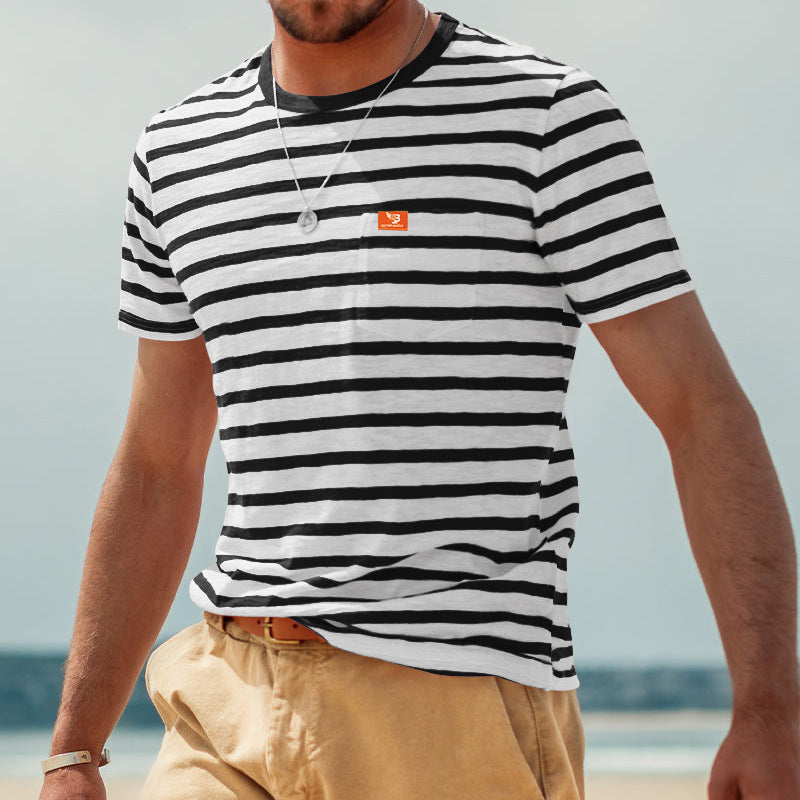 Maglietta da uomo a righe con maniche corte per l'estate, casual, marca Valstrend, visibile dettaglio del tessuto e stile estivo.