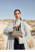 Borsa a tracolla Cloud Shoulder Crossbody Valstrend in pelle Niche Poleno, elegante e compatta, vista dall'angolazione frontale.